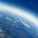 从空中俯瞰地球，云朵、地平线和一点点空间，让人有置身天堂的感觉。从30000英尺高空俯瞰云图和平流层。